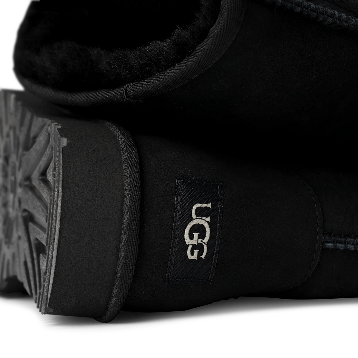 Overkicks - UGG Classic Short Boot Black (5800-BLK) - vista superior