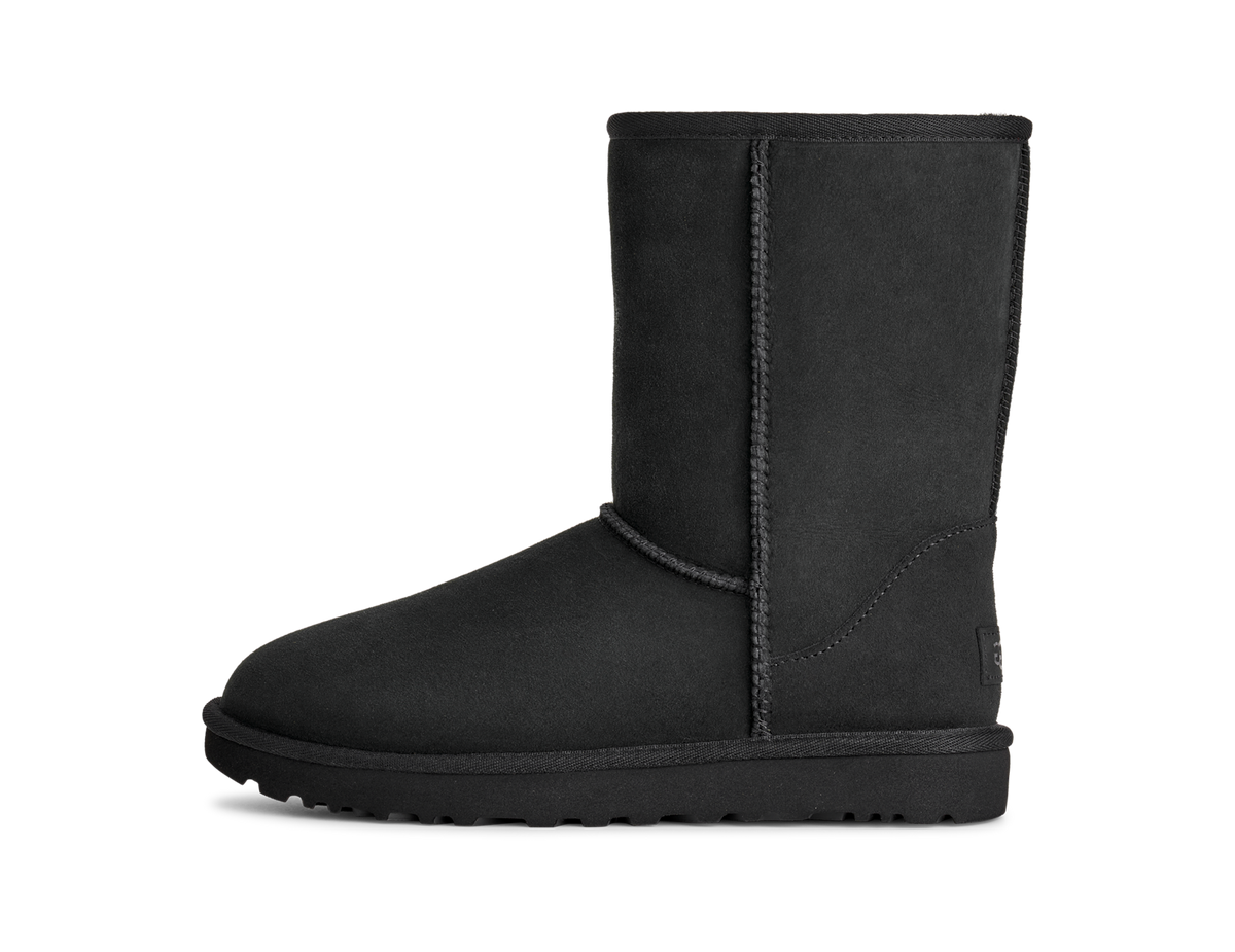 Overkicks - UGG Classic Short II Boot Black (Womens) (1016223-BLK) - vista lateral