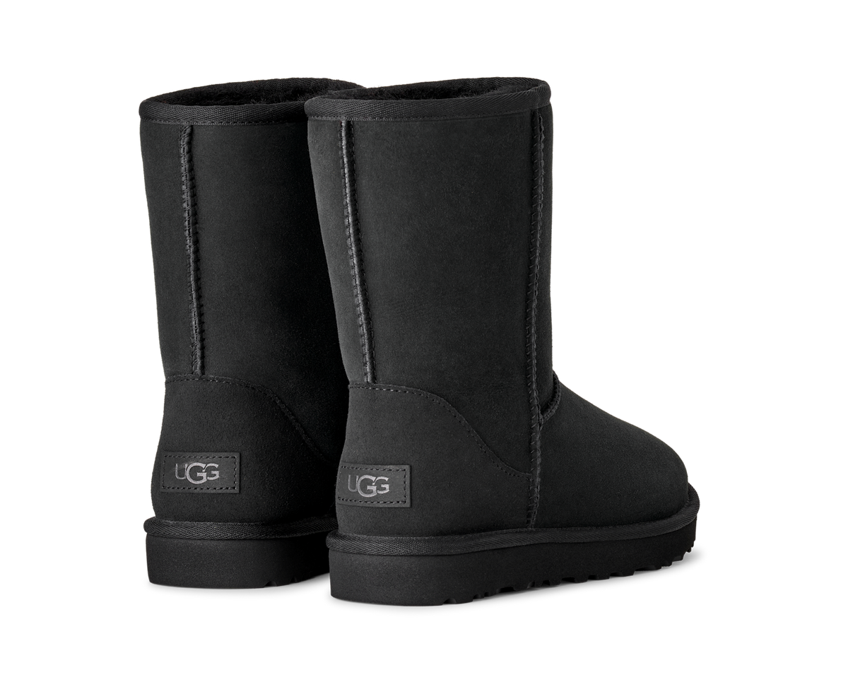 Overkicks - UGG Classic Short II Boot Black (Womens) (1016223-BLK) - detalle suela
