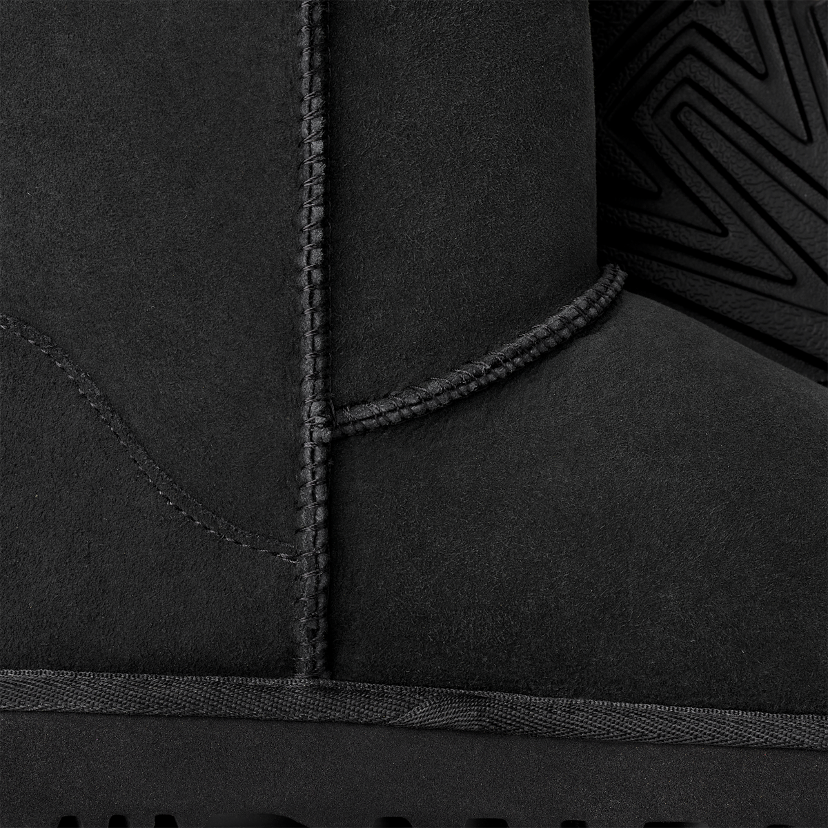 Overkicks - UGG Classic Short II Boot Black (Womens) (1016223-BLK) - vista superior