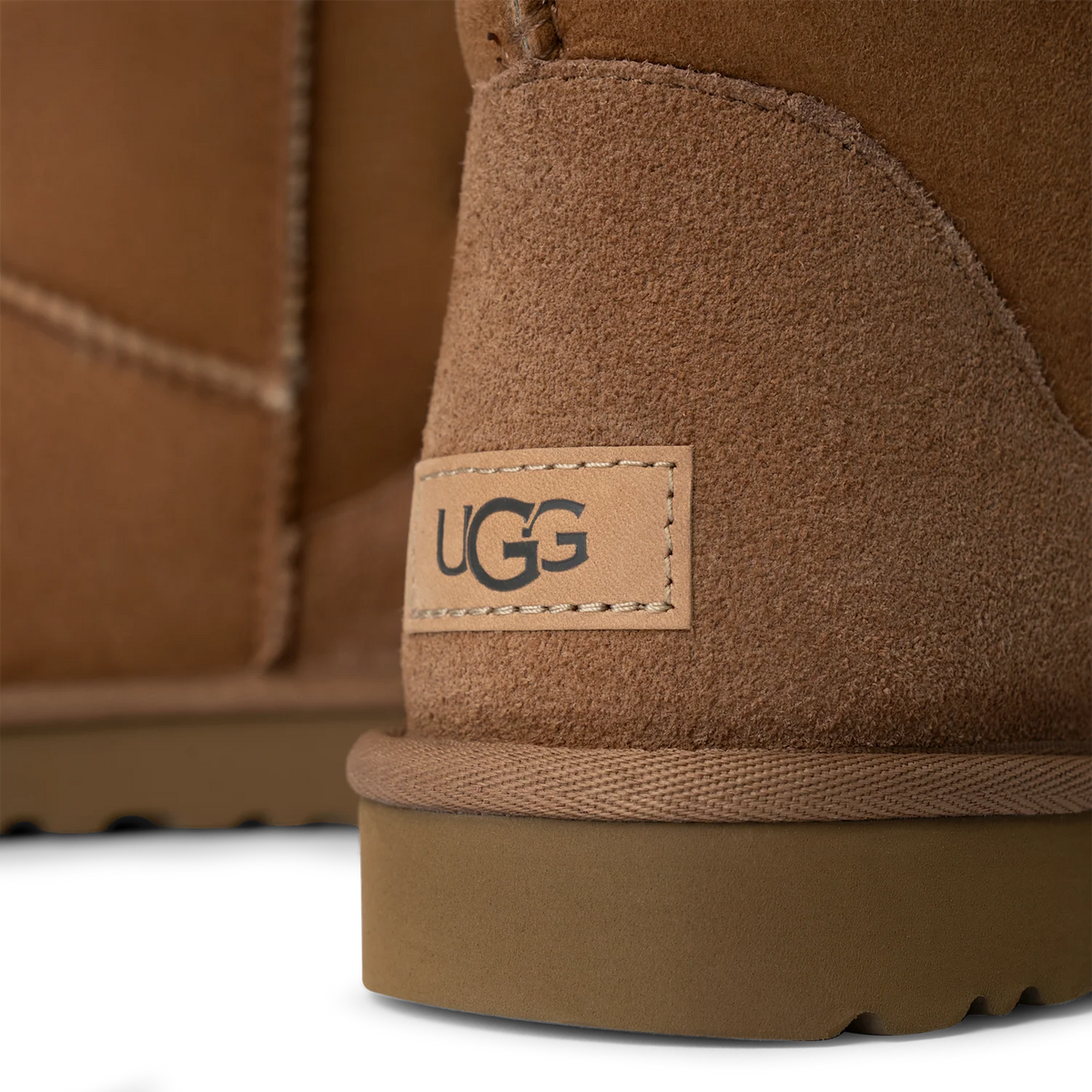 Overkicks - UGG Classic Short II Boot Chestnut (Womens) (1016223-CHE) - detalle suela