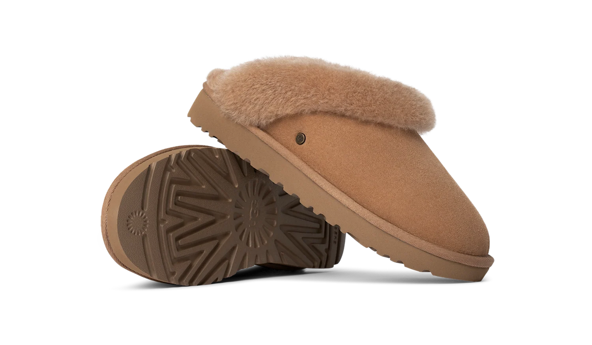 Overkicks - UGG Classic Slipper II Chestnut (Womens) (1130876-CHE) - par completo