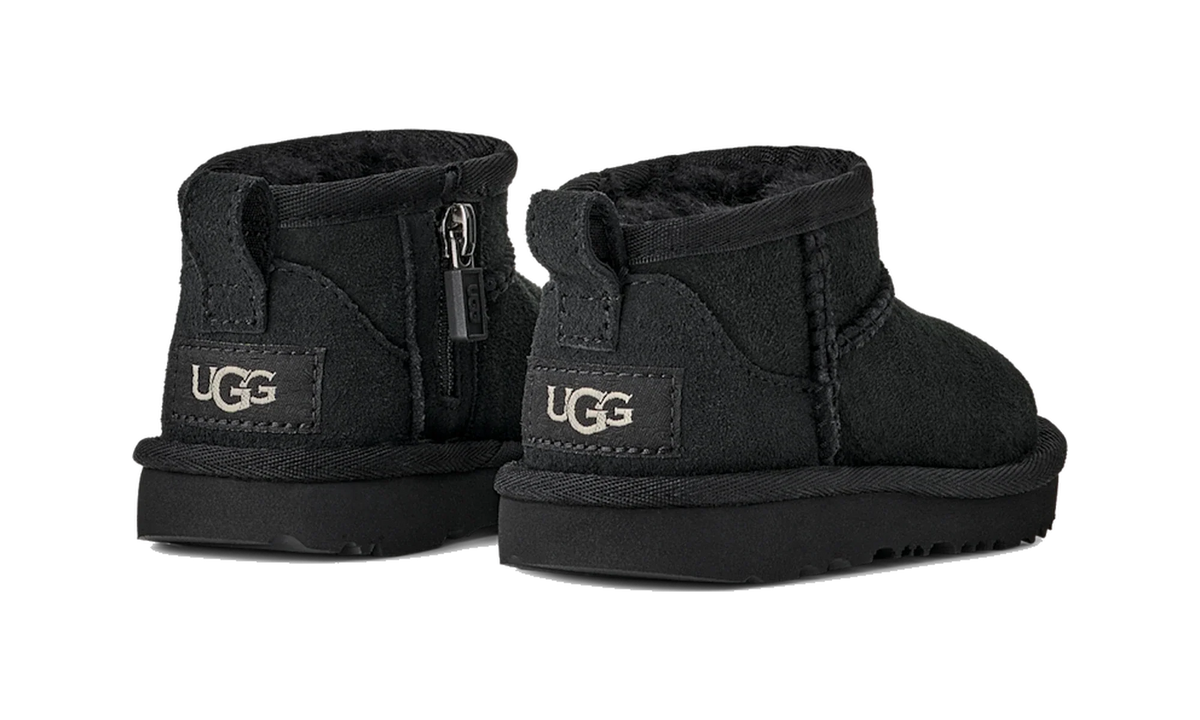 Overkicks - UGG Classic Ultra Mini Boot Black (Toddler) (1130750T-BLK) - imagen 4