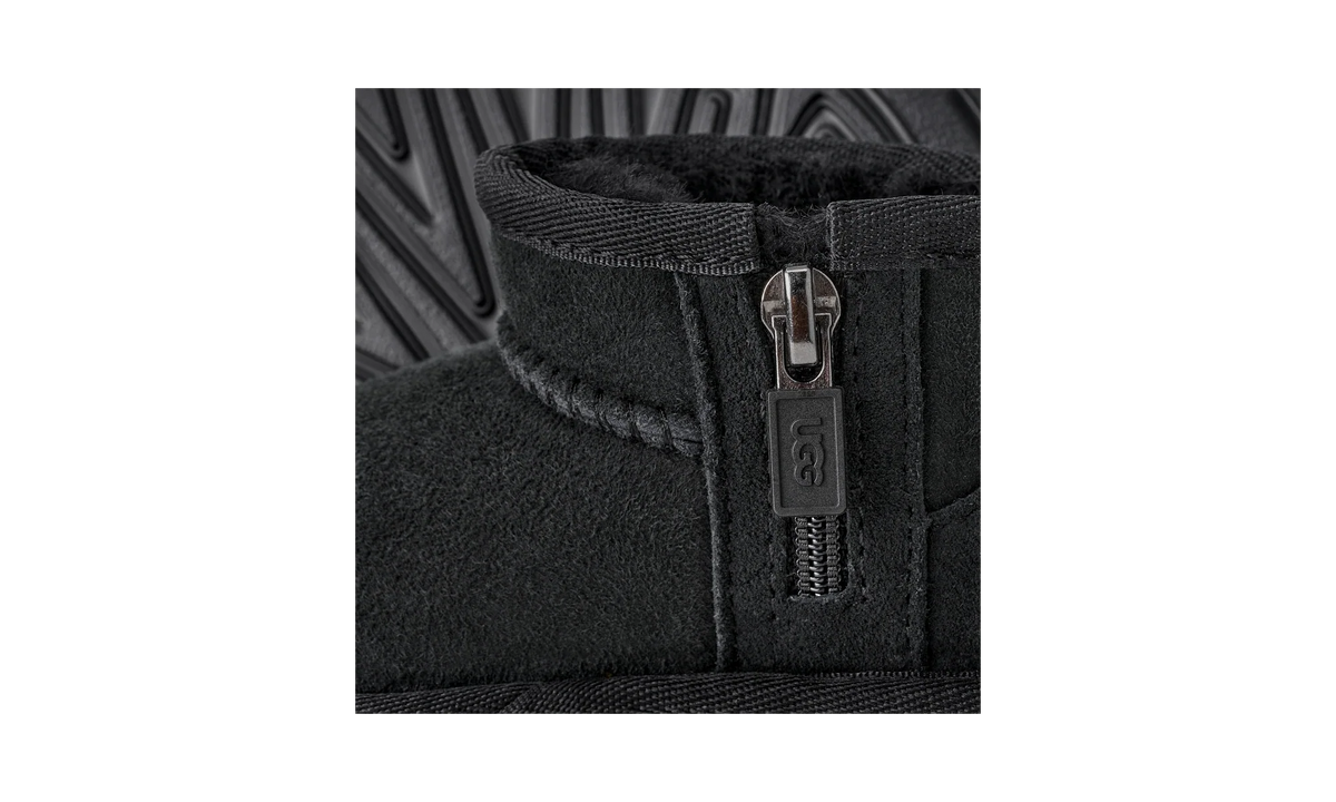 Overkicks - UGG Classic Ultra Mini Boot Black (Toddler) (1130750T-BLK) - imagen 5