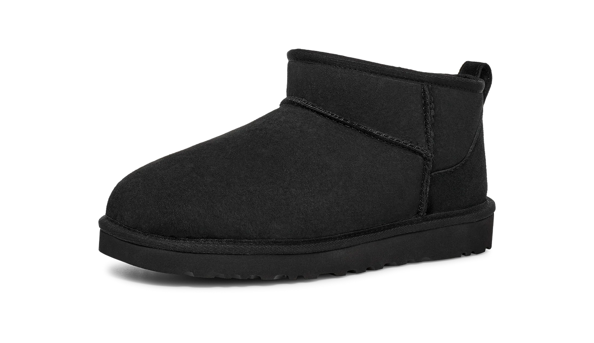 Overkicks - UGG Classic Ultra Mini Boot Black (Womens) (1116109-BLK) - vista trasera