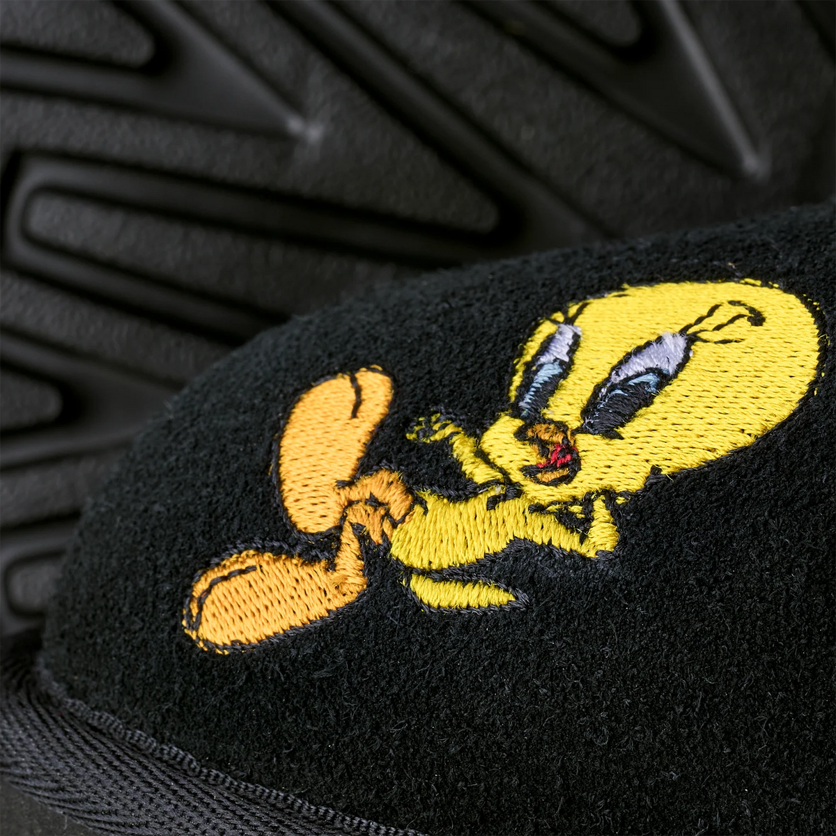 Overkicks - UGG Classic Ultra Mini Boot Palace x Looney Tunes Black (1181891-BLK) - detalle talon