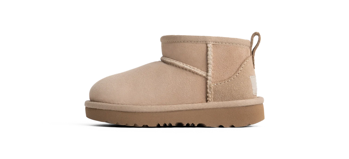 Overkicks - UGG Classic Ultra Mini Boot Sand (Toddler) (1130750T-SAN) - vista lateral