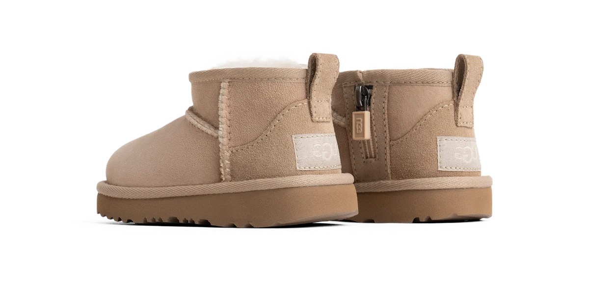 Overkicks - UGG Classic Ultra Mini Boot Sand (Toddler) (1130750T-SAN) - imagen 2