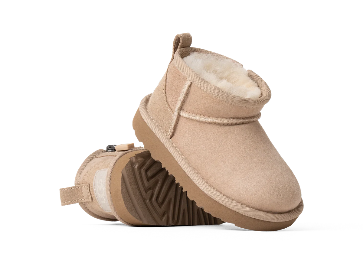 Overkicks - UGG Classic Ultra Mini Boot Sand (Toddler) (1130750T-SAN) - imagen 3