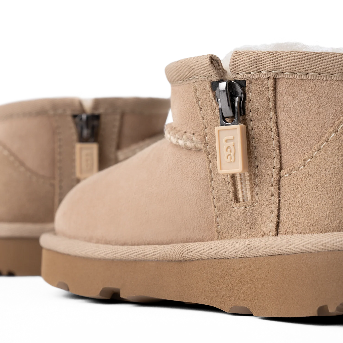 Overkicks - UGG Classic Ultra Mini Boot Sand (Toddler) (1130750T-SAN) - imagen 5