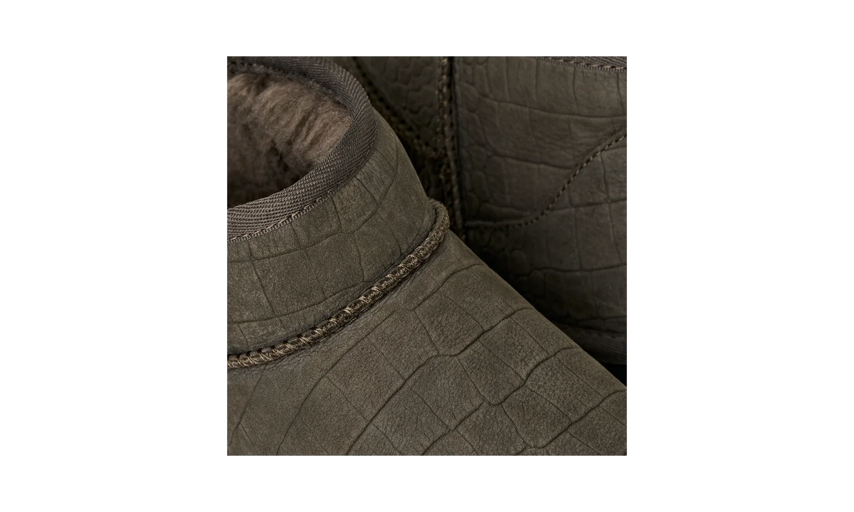 Overkicks - UGG Classic Ultra Mini Embossed Boot Dense Smoke (1178661-DNSS) - vista superior
