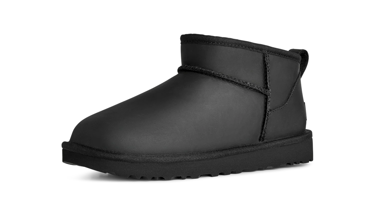 Overkicks - UGG Classic Ultra Mini Leather Boot Black (Womens) (1174210-BLK) - vista trasera