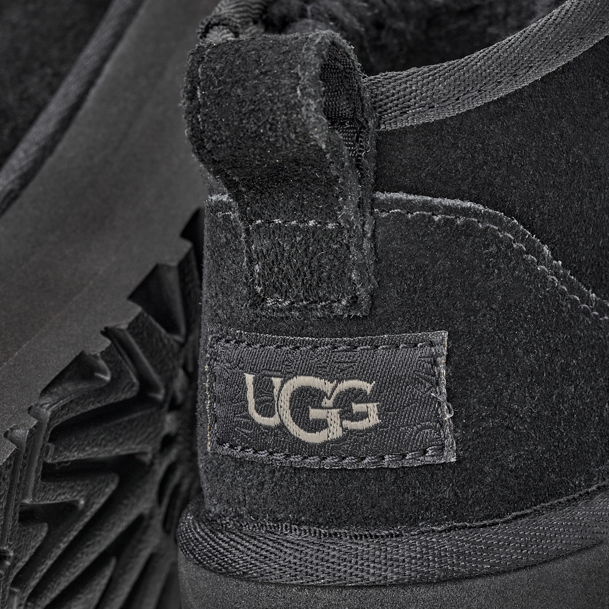 Overkicks - UGG Classic Ultra Mini Platform Boot Black (Kids) (1157791K-BLK) - imagen 5