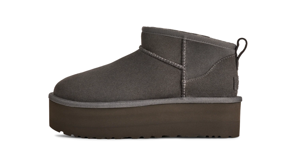 Overkicks - UGG Classic Ultra Mini Platform Boot Charcoal (Womens) (1135092-CHRC) - vista lateral