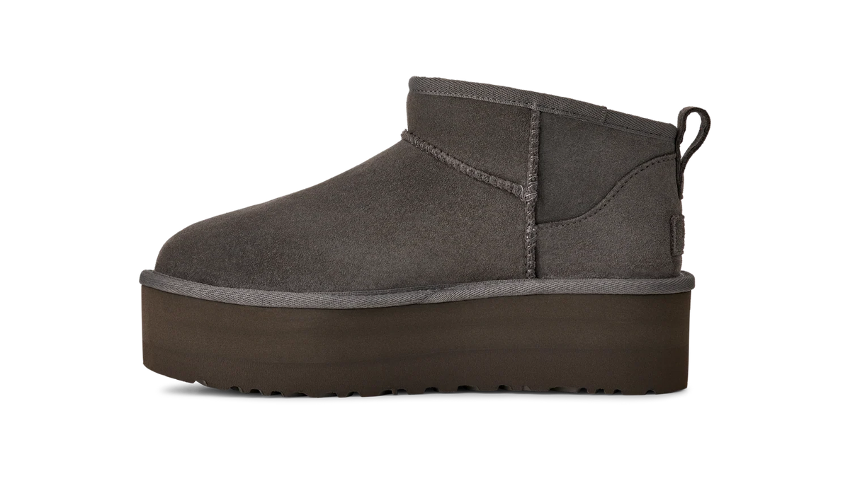 Overkicks - UGG Classic Ultra Mini Platform Boot Charcoal (Womens) (1135092-CHRC) - par completo