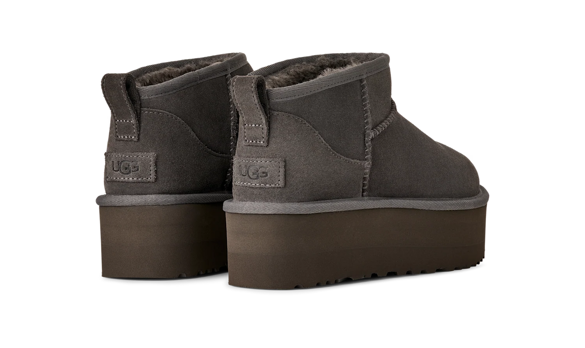 Overkicks - UGG Classic Ultra Mini Platform Boot Charcoal (Womens) (1135092-CHRC) - detalle suela
