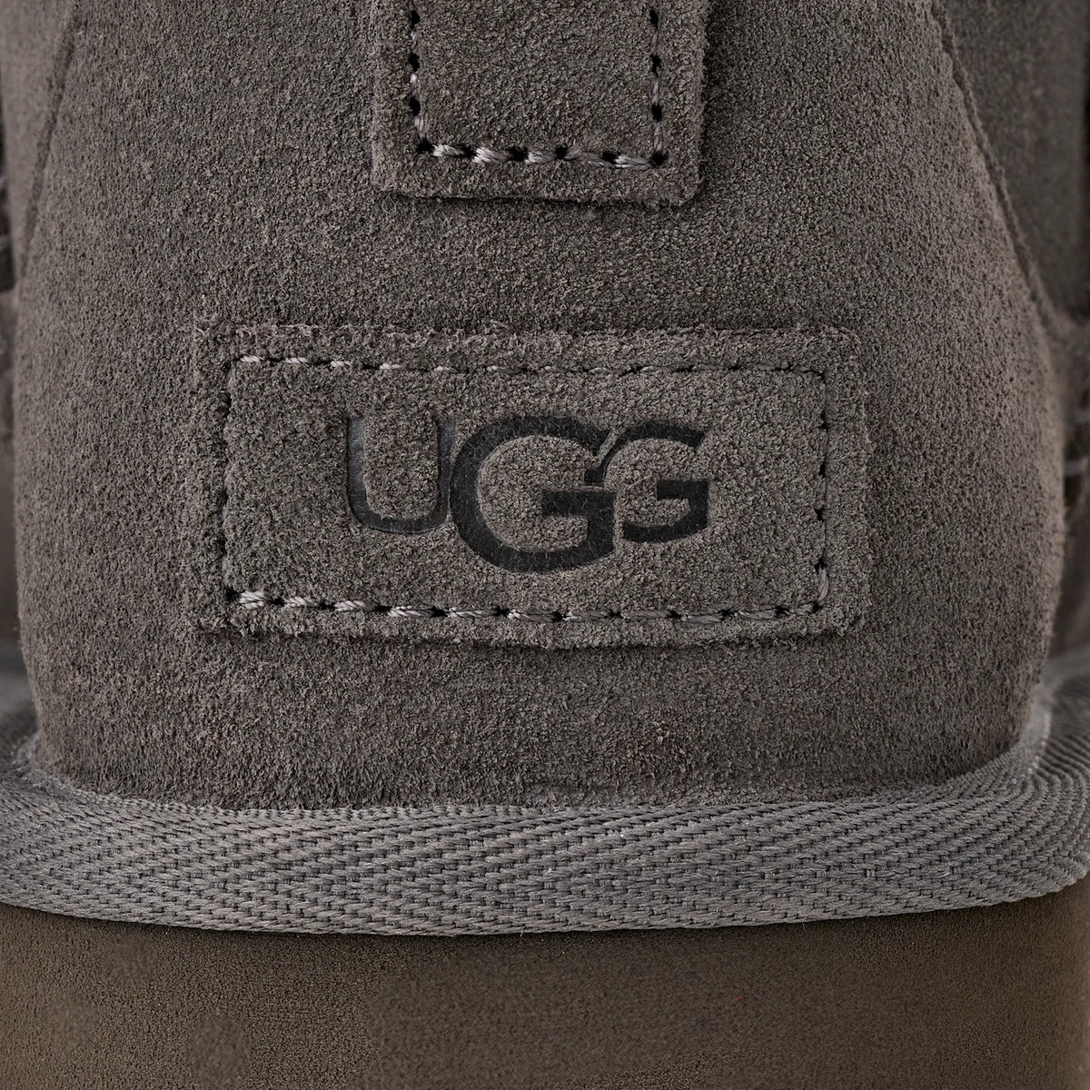 Overkicks - UGG Classic Ultra Mini Platform Boot Charcoal (Womens) (1135092-CHRC) - vista superior