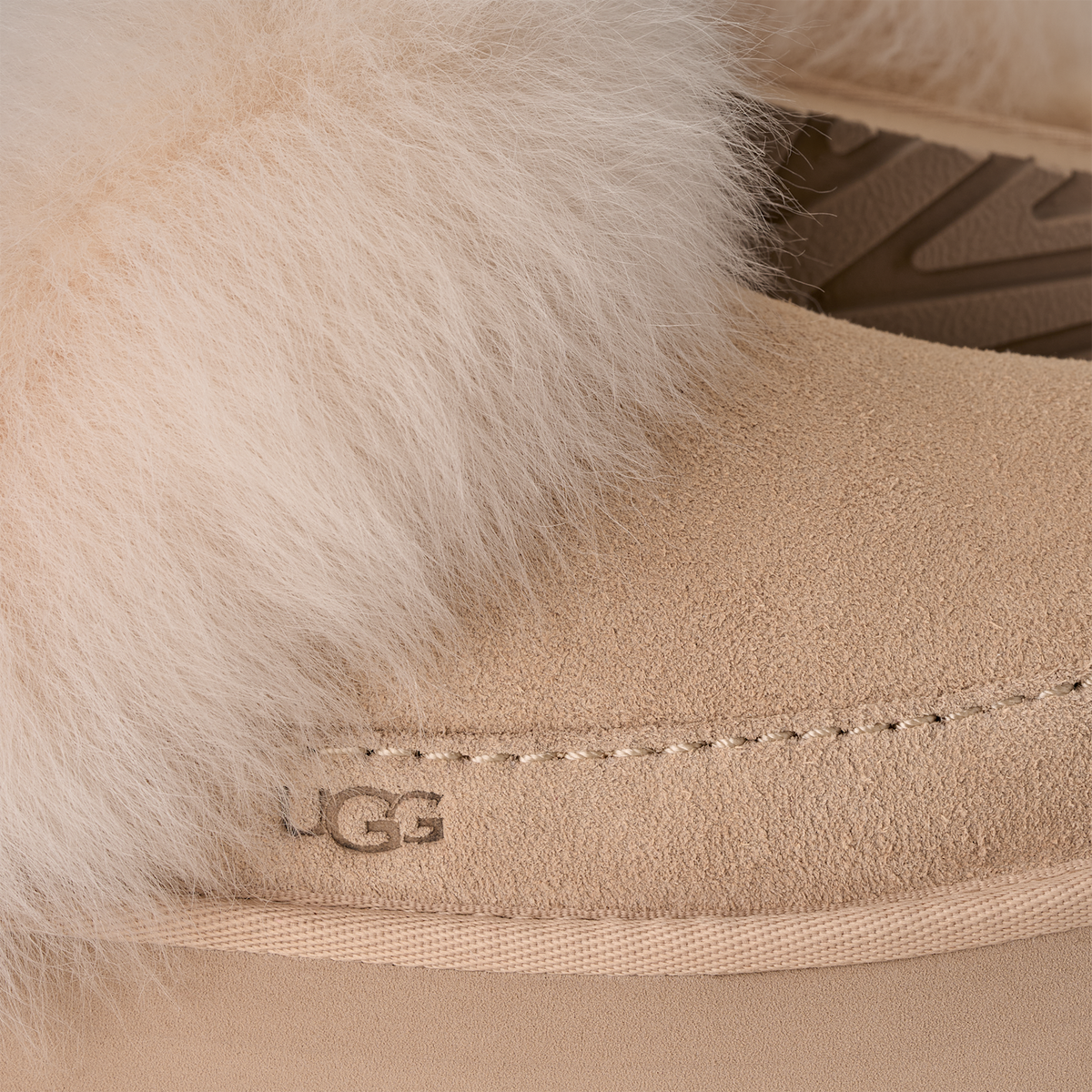 Overkicks - UGG Disquette Chalet Slipper Sandcastle (Womens) (1173930-SNDCS) - vista superior