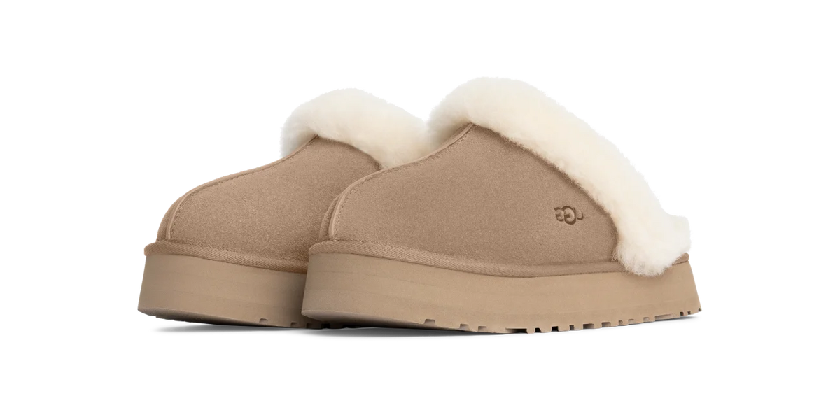 Overkicks - UGG Disquette Slipper Sand (Womens) (1122550-SAN) - vista trasera