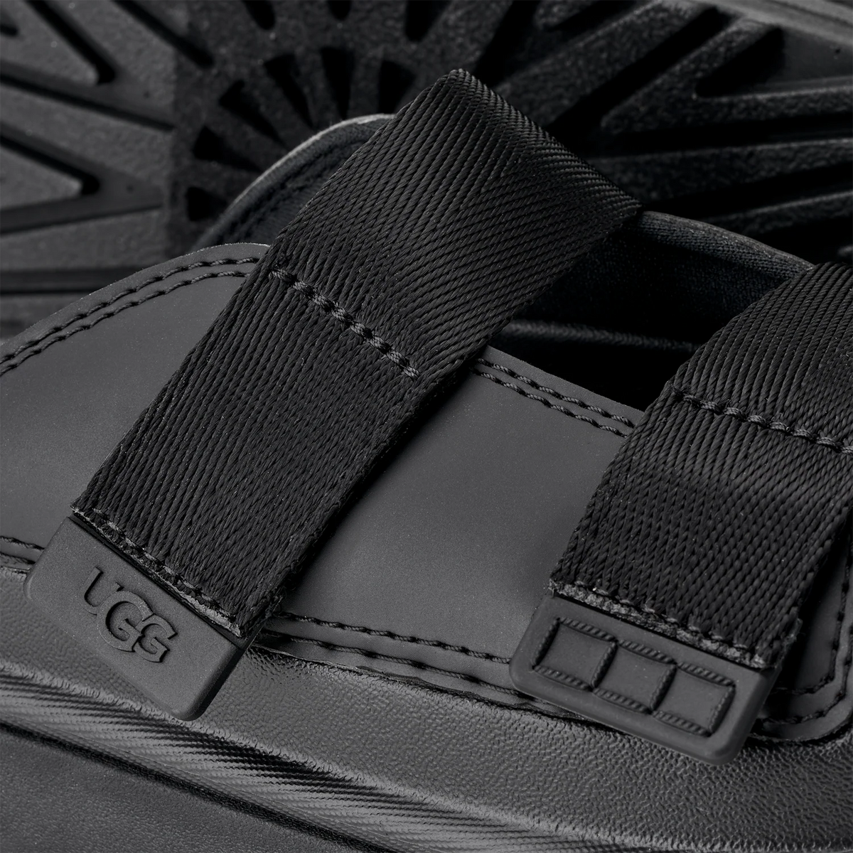 Overkicks - UGG GoldenGlow Slide Black (Kids) (1166513K-BLK) - imagen 4