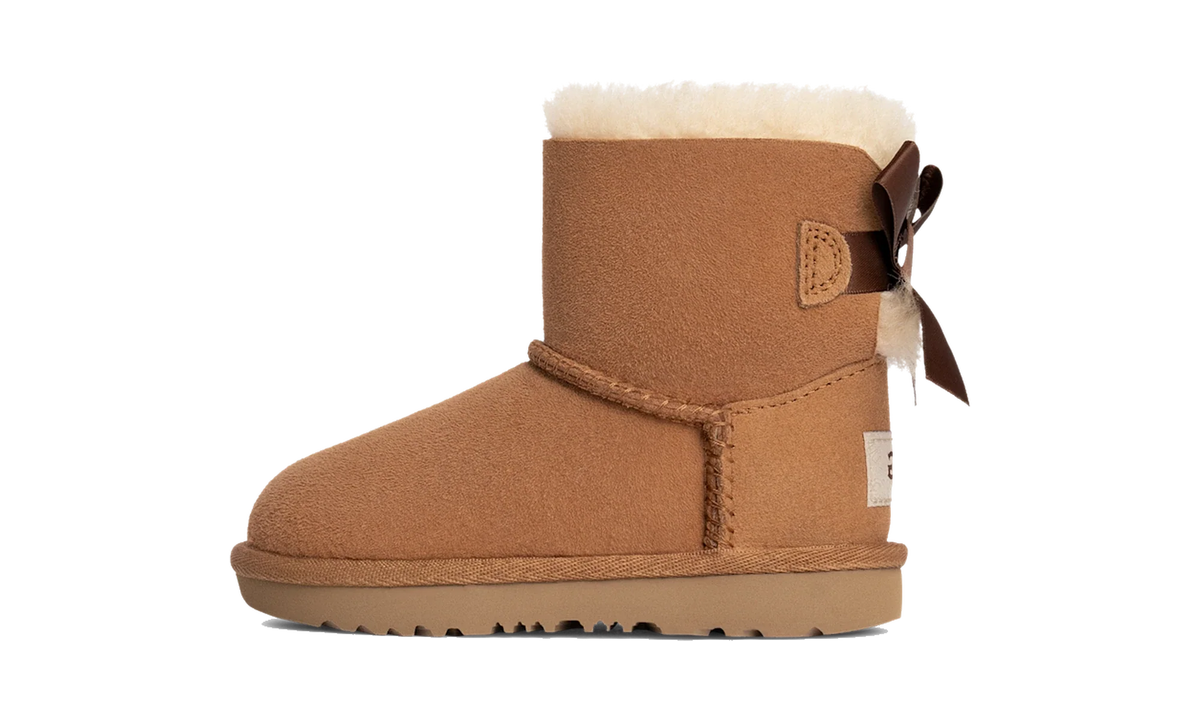 Overkicks - UGG Mini Bailey Bow II Boot Chestnut (Toddler) (1017397T-CHE) - vista lateral