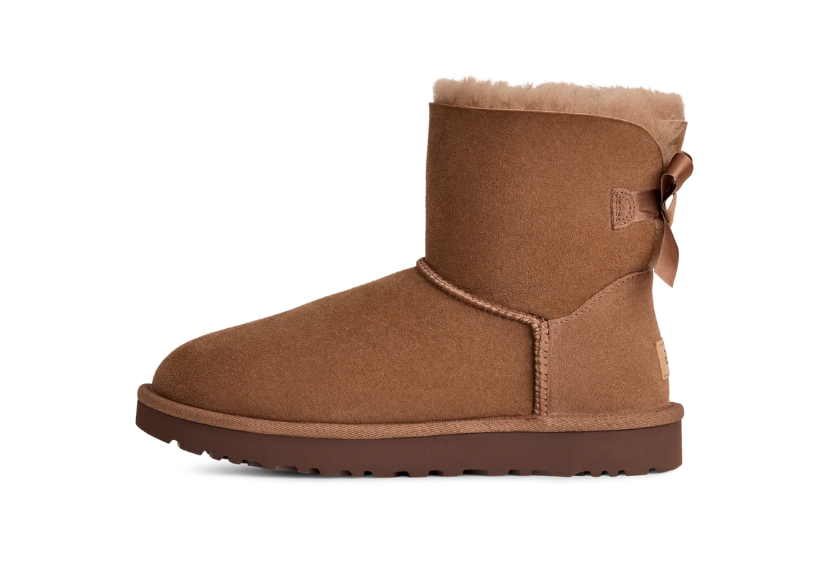 Overkicks - UGG Mini Bailey Bow II Rocky Oak (Womens) (1016501-RYK) - vista lateral