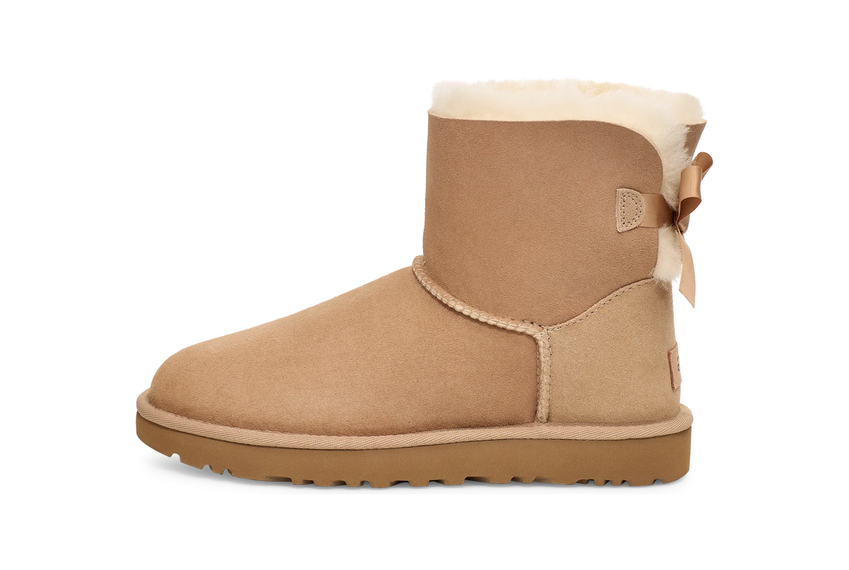 Overkicks - UGG Mini Bailey Bow II Sand (Womens) (1016501-SAN) - vista trasera