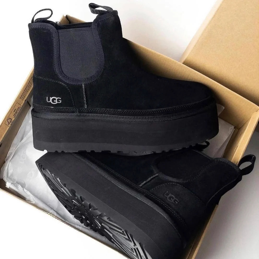 Overkicks - UGG Neumel Platform Chelsea Boot Black (Womens) (1134526-BLK) - vista trasera