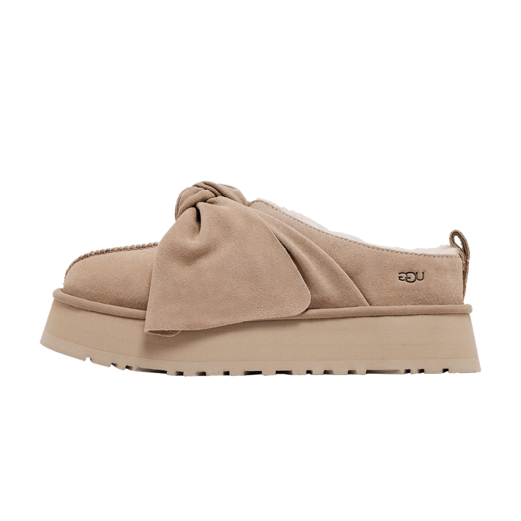 Overkicks - UGG Platform Slip-On Bow Slipper Sand (Women's) (1176290-SAN) - vista lateral