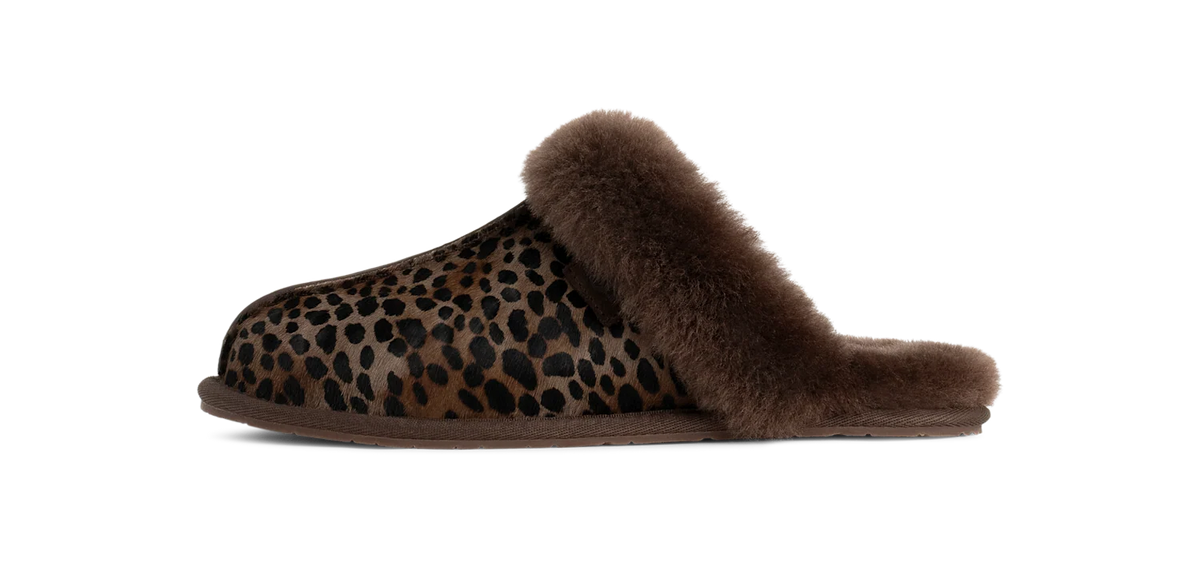 Overkicks - UGG Scuffette Caspian Slipper Burnt Cedar (Womens) (1158352-BCDR) - vista lateral