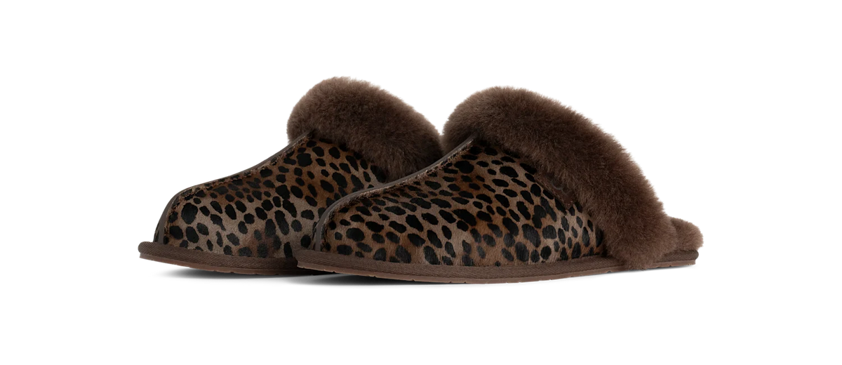 Overkicks - UGG Scuffette Caspian Slipper Burnt Cedar (Womens) (1158352-BCDR) - vista trasera