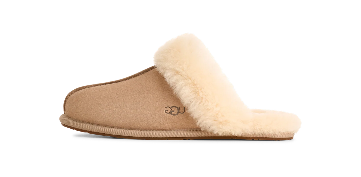 Overkicks - UGG Scuffette II Slipper Sand (Womens) (1106872-SAN) - vista lateral