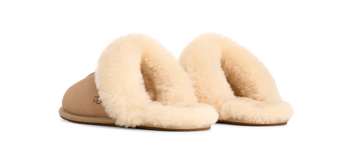 Overkicks - UGG Scuffette II Slipper Sand (Womens) (1106872-SAN) - vista trasera