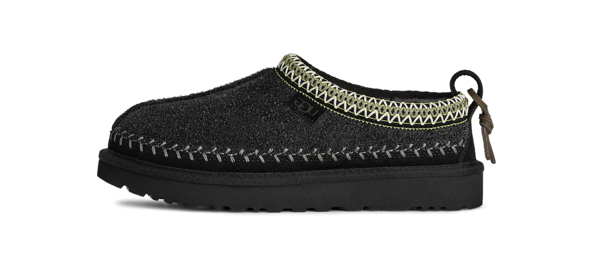 Overkicks - UGG Tasman Biarritz Slipper Black (Womens) (1171444-BLK) - vista lateral