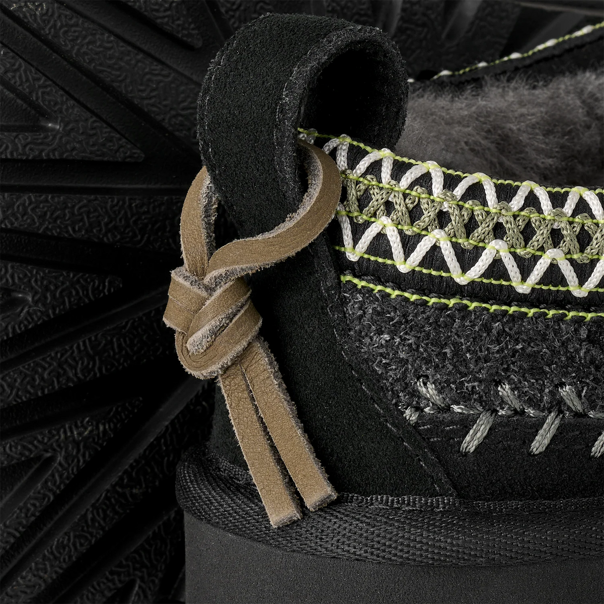 Overkicks - UGG Tasman Biarritz Slipper Black (Womens) (1171444-BLK) - vista superior