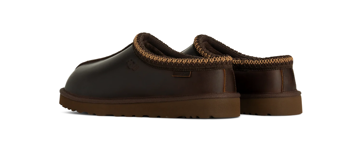 Overkicks - UGG Tasman LTHR Regen Slipper Ironwood (1163890-IWD) - vista trasera