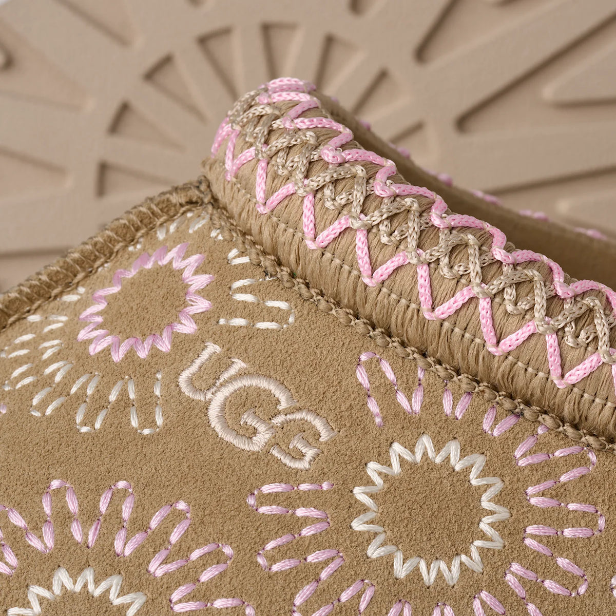 Overkicks - UGG Tazz Sun Stitch Slipper Mustard Seed (Womens) (1178193-MDSD) - vista superior