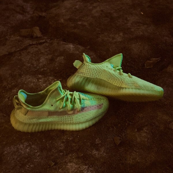 Overkicks - Yeezy Boost 350 V2 Glow (EG5293) - detalle talon