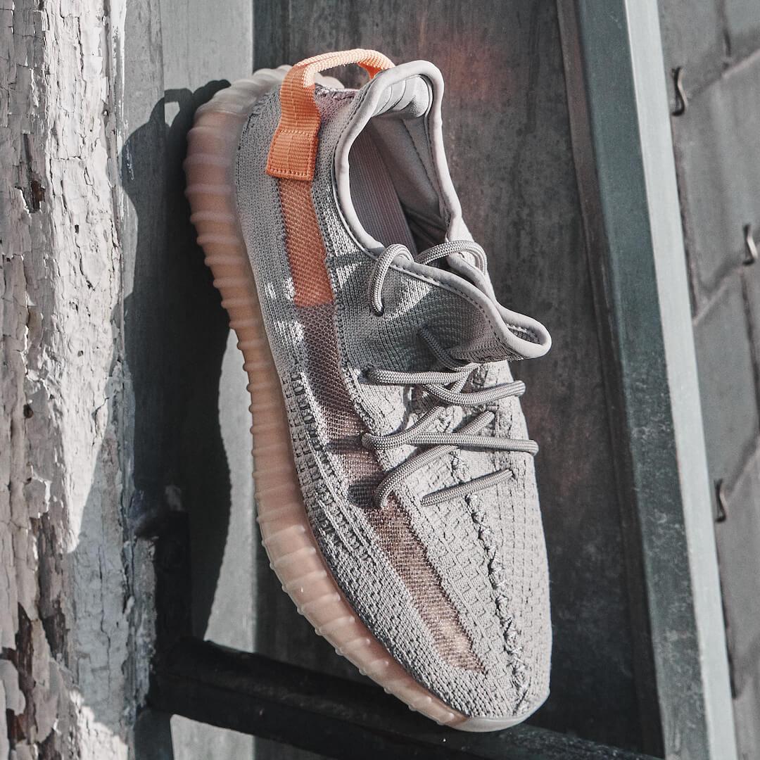 Overkicks - Yeezy Boost 350 V2 True Form (EG7492) - vista superior