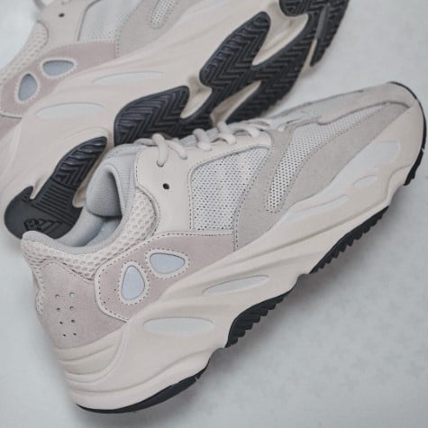 Overkicks - Yeezy Boost 700 Analog (EG7596) - vista superior