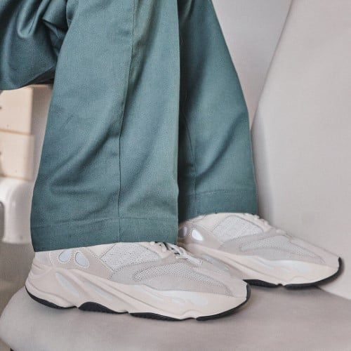 Overkicks - Yeezy Boost 700 Analog (EG7596) - detalle talon