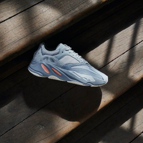 Overkicks - Yeezy Boost 700 Inertia (EG7597) - detalle talon