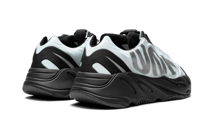 Overkicks - Yeezy Boost 700 MNVN Blue Tint (GZ0711) - par completo