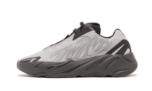 Overkicks - Yeezy Boost 700 MNVN Metallic (GW9524) - vista lateral