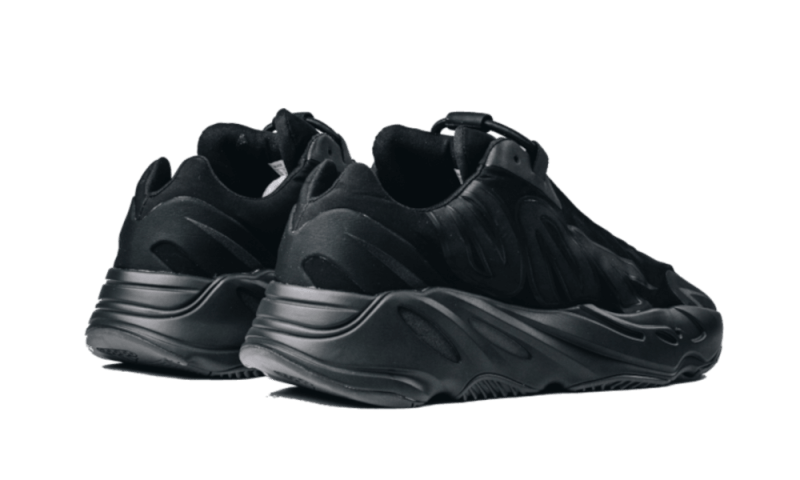 Overkicks - Yeezy Boost 700 MNVN Triple Black (FV4440) - par completo