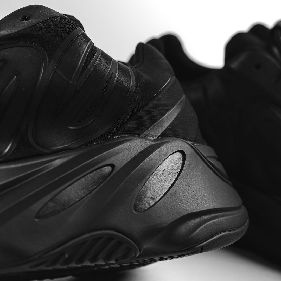 Overkicks - Yeezy Boost 700 MNVN Triple Black (FV4440) - vista superior