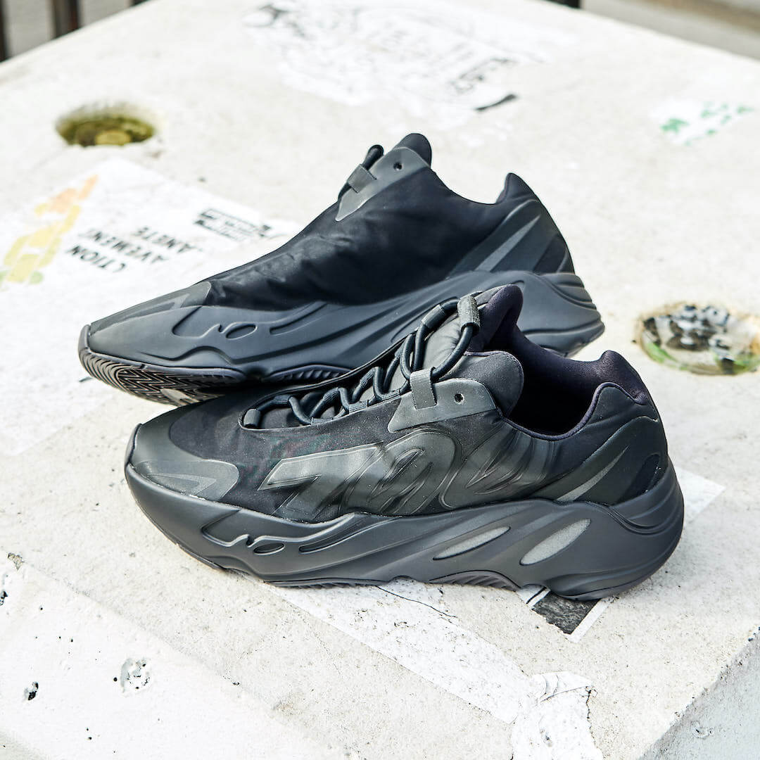Overkicks - Yeezy Boost 700 MNVN Triple Black (FV4440) - detalle talon