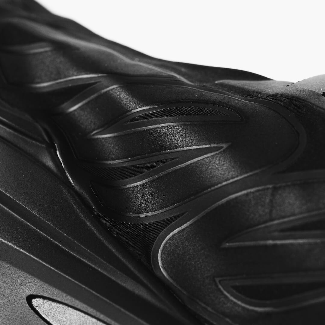 Overkicks - Yeezy Boost 700 MNVN Triple Black (FV4440) - detalle lateral interior