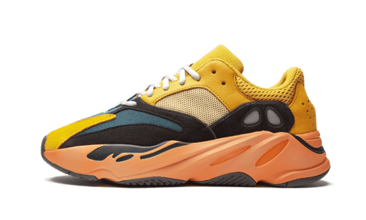 Overkicks - Yeezy Boost 700 Sun (GZ6984) - vista lateral