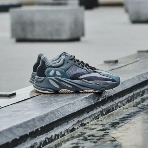 Overkicks - Yeezy Boost 700 Teal Blue (FW2499) - vista superior